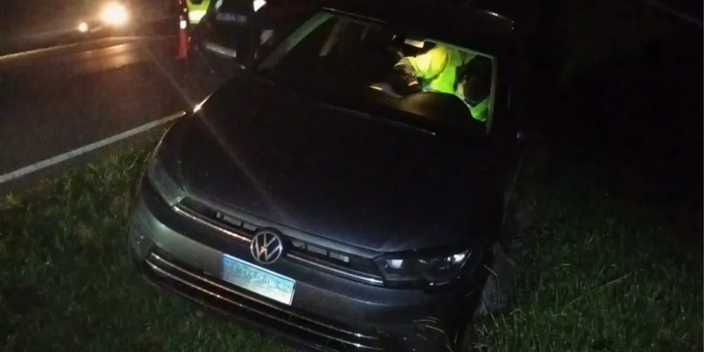 O veículo envolvido foi um VW Polo, com placas de Curitiba