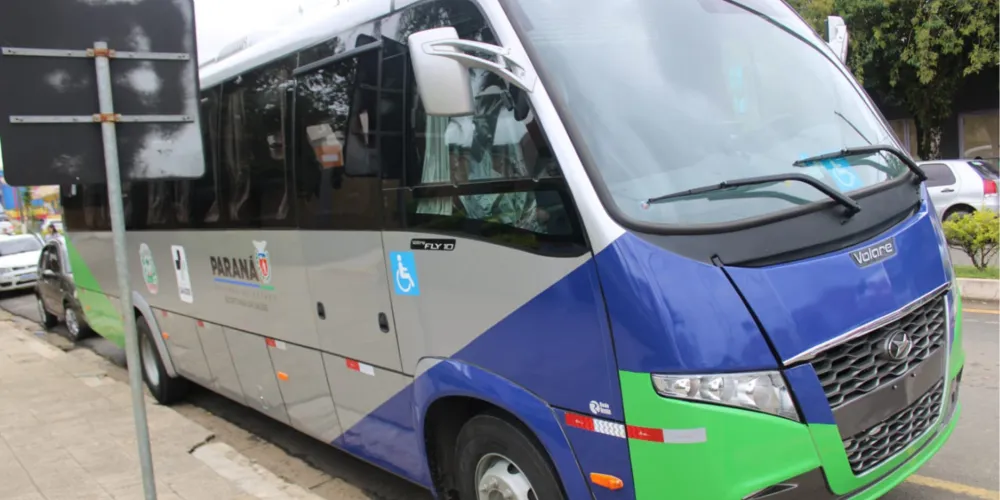 O veículo é da marca Marcopolo, modelo Volare Fly 12 Executivo