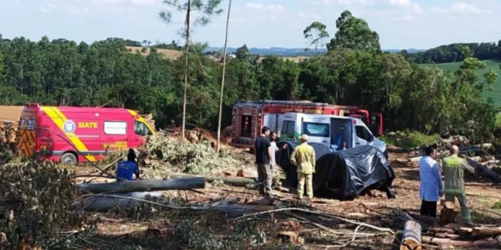 Socorristas constataram que o trator operado pela vítima havia tombado sobre o próprio condutor