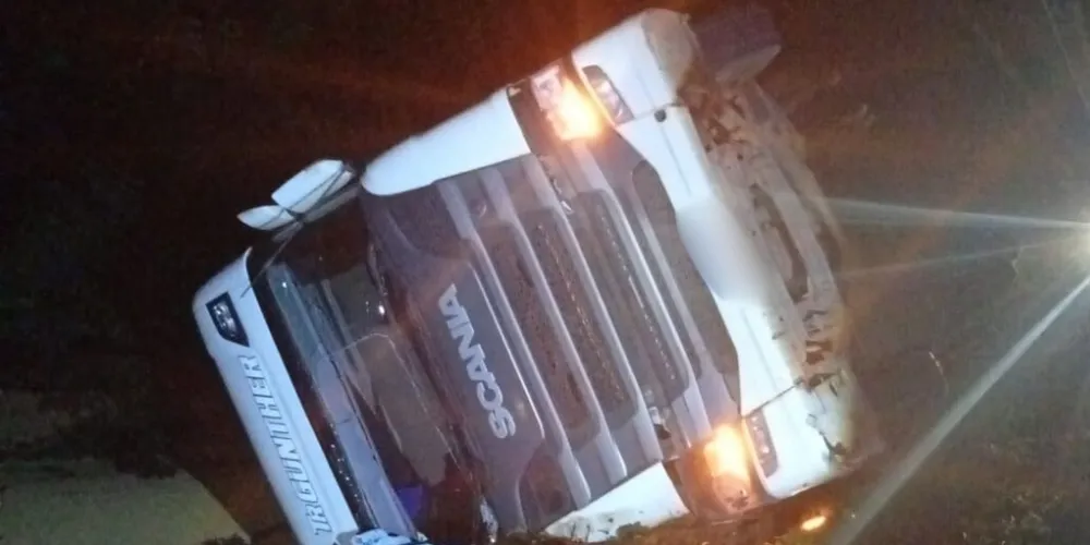 Tombamento ocorreu no km 250