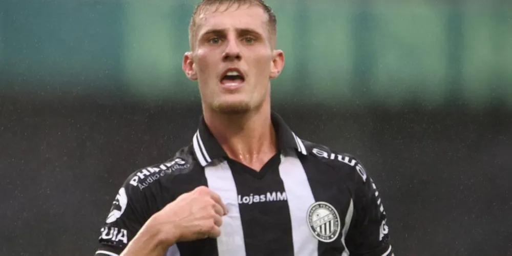 Atacante Léo Gaúcho