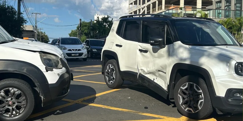 O veículo Jeed Renegade foi atingido na porta do passageiro