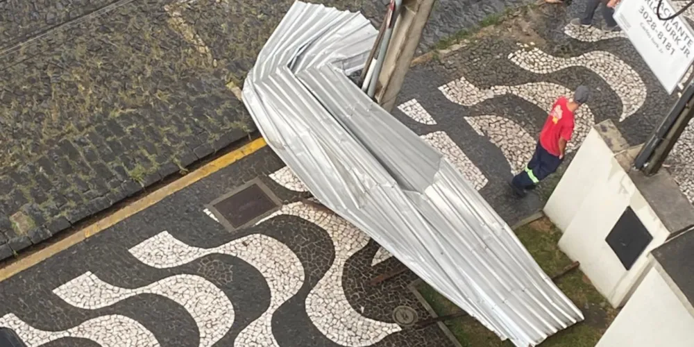 Imagens mostram parte do telhado que caiu em uma calçada próxima