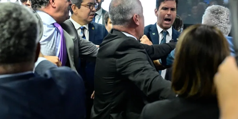 Desde as primeiras sessões, governistas e oposicionistas protagonizaram embates frequentes