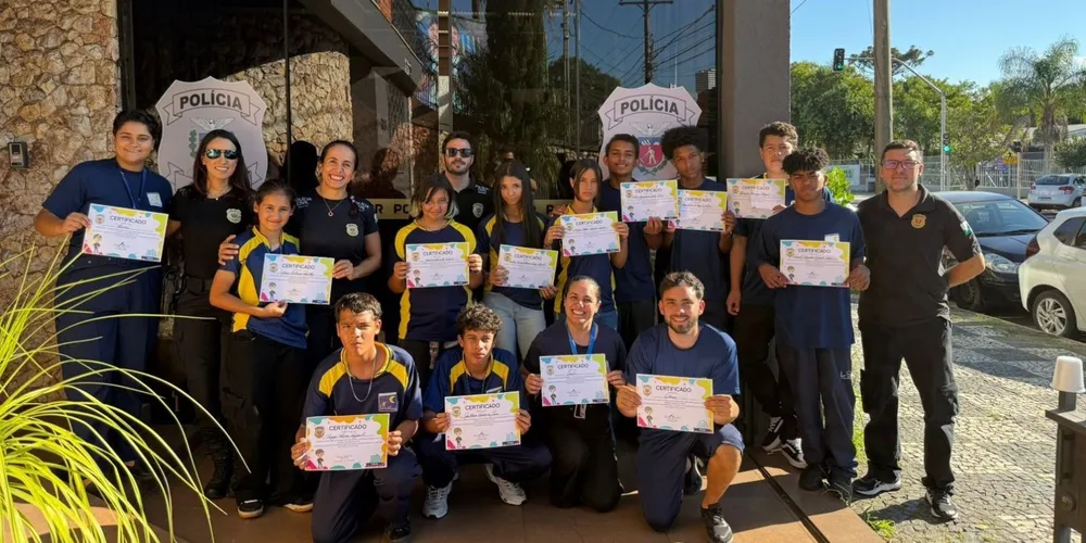 Adolescentes receberam um certificado simbólico