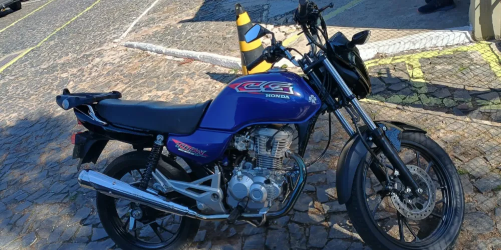 Os policiais localizaram uma motocicleta de cor azul que apresentava graves irregularidades