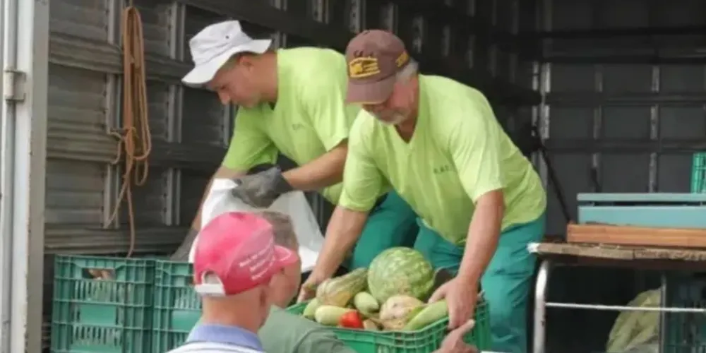 Três equipes vão percorrer os bairros para trocar recicláveis por frutas, verduras e legume