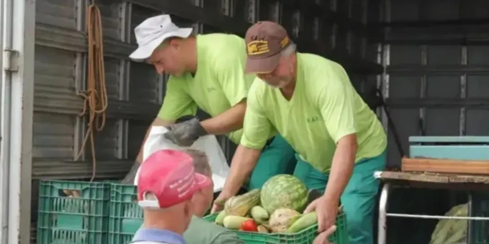 Três equipes vão percorrer os bairros para trocar recicláveis por frutas, verduras e legumes