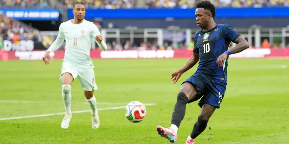 Vini Jr. controla a bola em amistoso contra a França