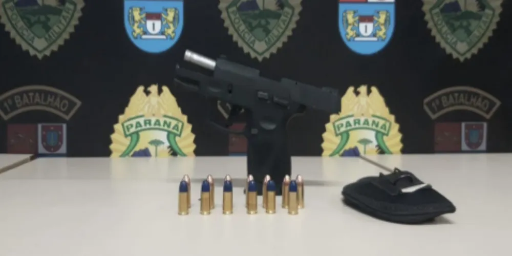 O homem recebeu voz de prisão pelos crimes de porte ilegal de arma de fogo e ameaça