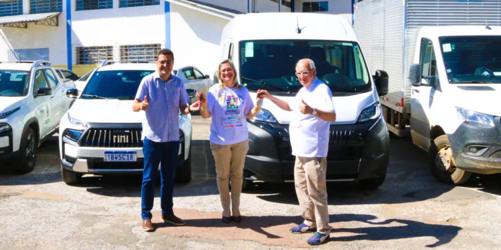 Duas caminhonetes, uma van e um caminhão foram adquiridos com recursos próprios do município