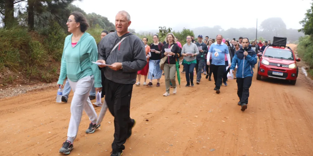 Mais do que um trajeto físico, a caminhada se apresenta como um itinerário espiritual, marcado pela penitência