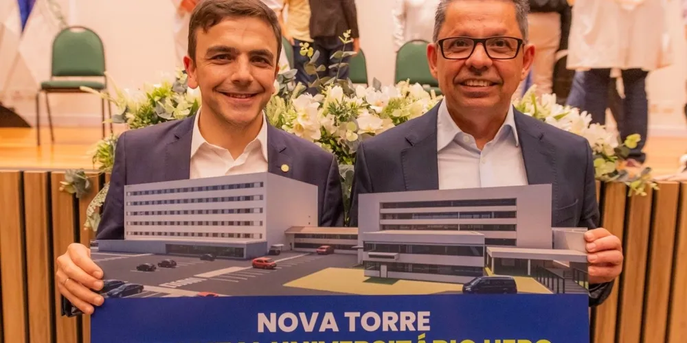 Aliel Machado ao lado de Miguel Sanches Neto