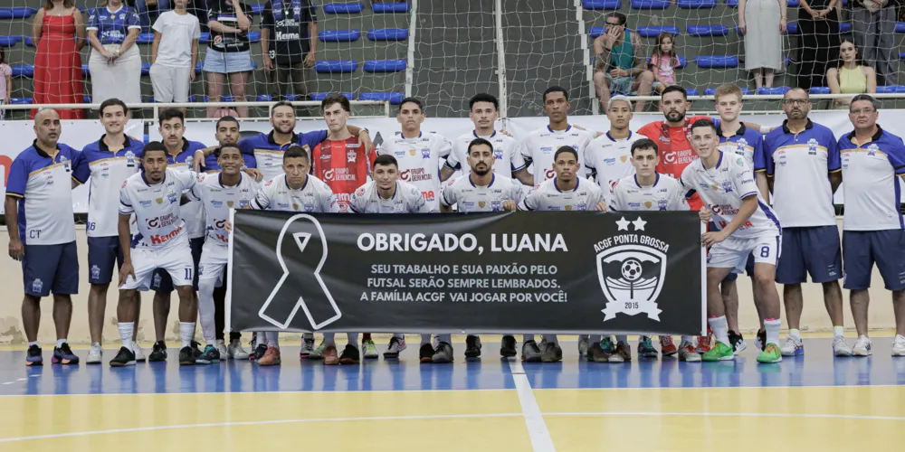 Equipe da ACGF Ponta Grossa/Grupo Gerencial posou com uma faixa em homenagem a publicitária Luana Mathiel