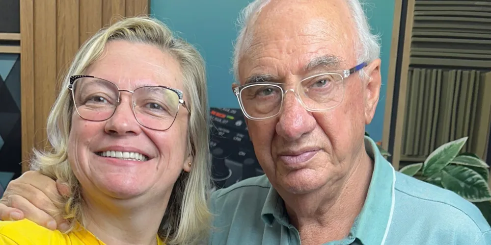 Secretária de Educação, Luciane Farias, e o prefeito de Castro, Reinaldo Cardoso