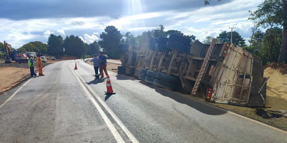 O veículo envolvido é um Scania/112, com placas de Ponta Grossa