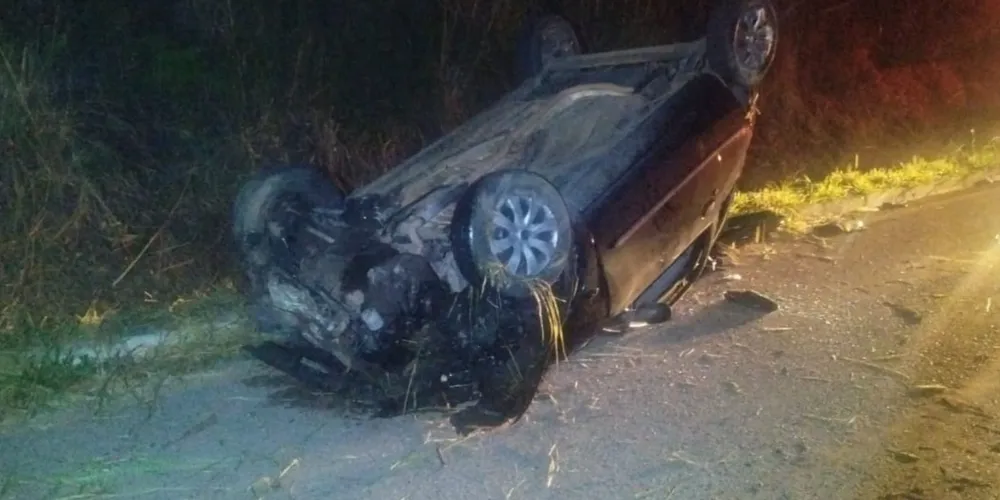 Devido ao impacto da batida, o veículo ainda tombou sobre a via