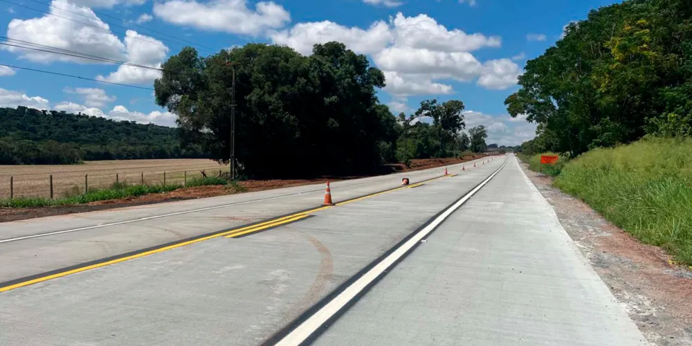 O trecho de 32,7 quilômetros está recebendo restauração da pista por meio da técnica whitetopping