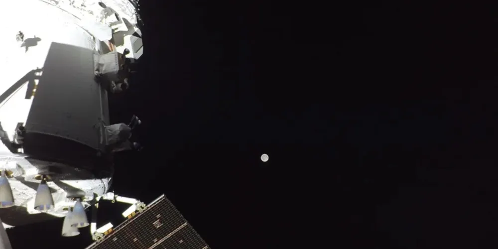 Após sair da órbita terrestre, a Orion entrou em uma trajetória de “retorno livre”,