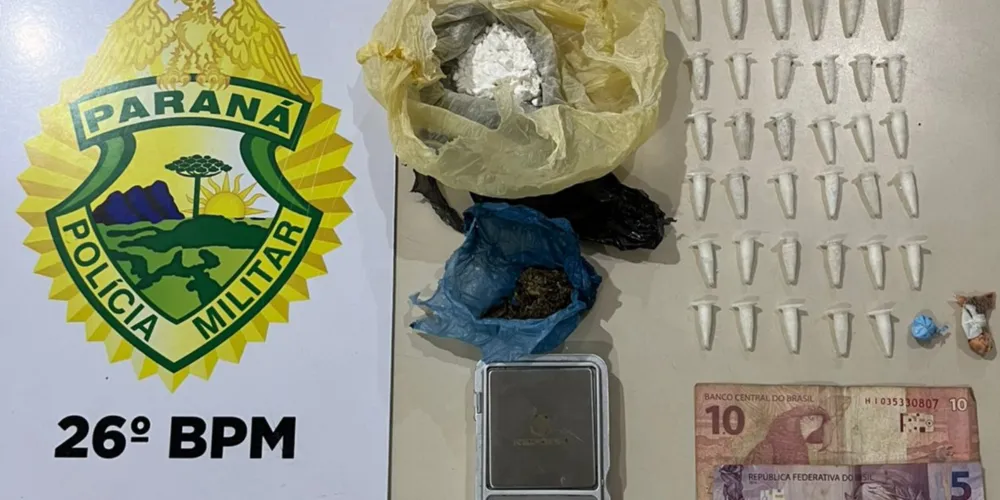 Ao todo, foram apreendidos 26 gramas de cocaína, 3,3 gramas de maconha, uma balança de precisão e um celular