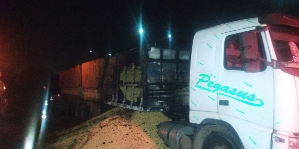 O caminhão seguia no sentido Piraí do Sul a Castro quando ocorreu o incêndio