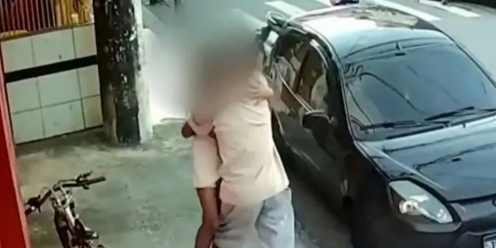 Ele corre, pega a filha no colo e a abraça, visivelmente assustado