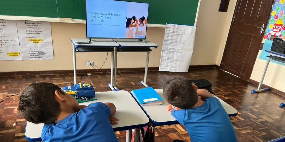 O início das ações da classe teve a aula do Vamos Ler sobre a história da luta das mulheres por direitos e respeito