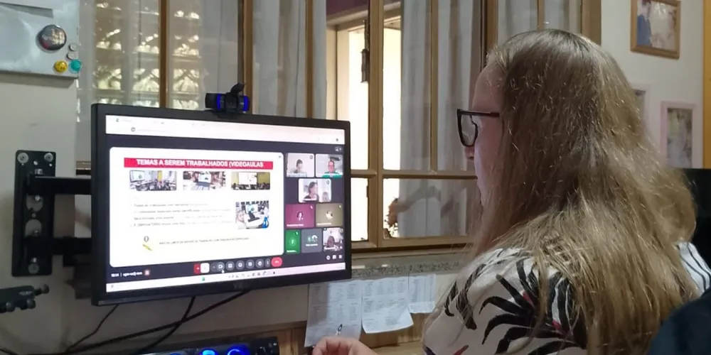 No encontro, os professores conheceram a metodologia e ferramentas do projeto em 2026