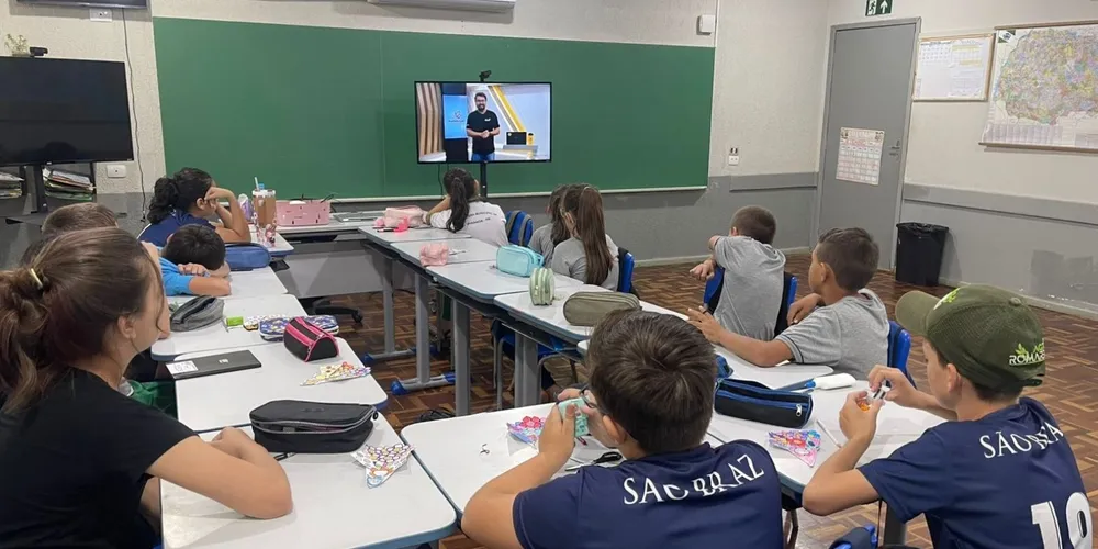 A turma assistiu a videoaula do Vamos Ler sobre o tema, ouviu um programa temático, confeccionou cartazes e por fim entrevistou duas mulheres da escola em seu próprio projeto de podcast.