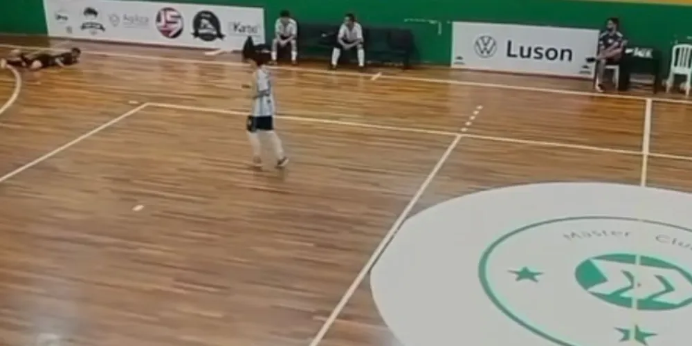 Atleta sofre queda em quadra esportiva