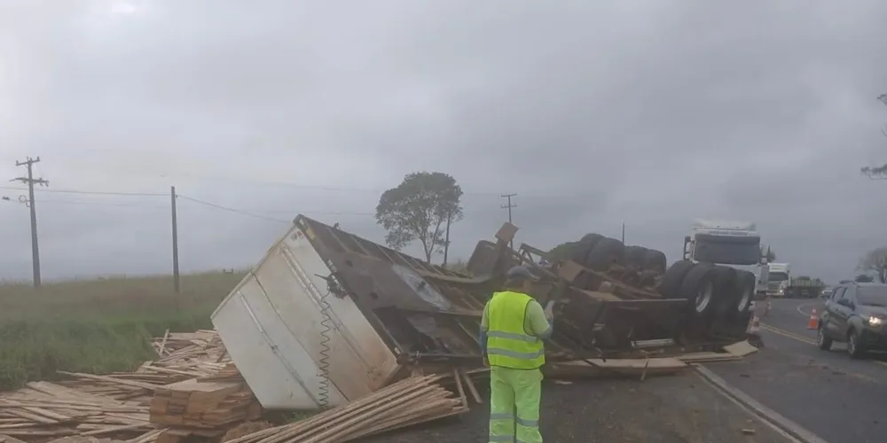 Caminhão tombado em Arapoti