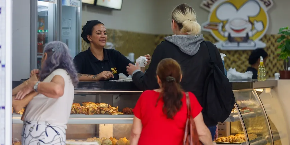 Pessoas em comércio.