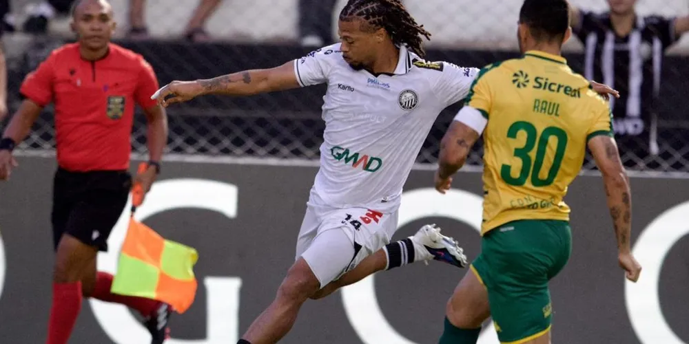 Atacante Berto, diante do Cuiabá