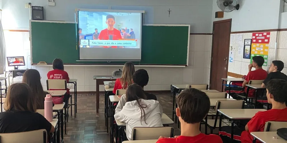 Os educandos assistiram ao conteúdo do projeto e tiveram acesso a falas de jornalistas alertando para o perigo das fake news