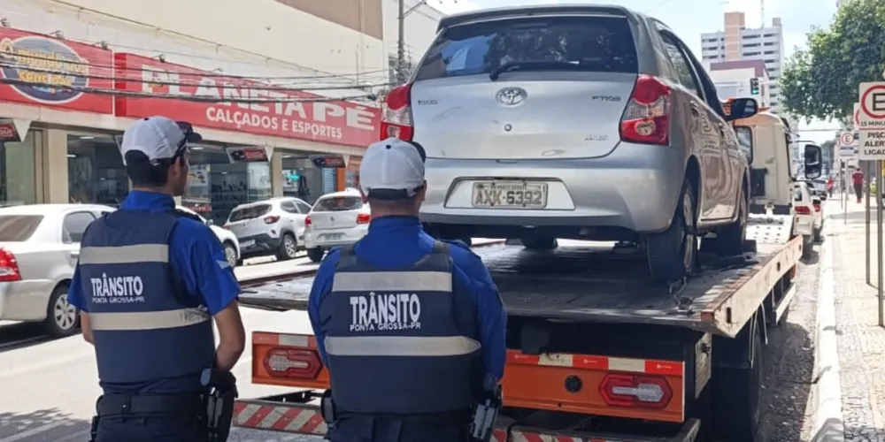 Agentes de trânsito e veículo apreendido