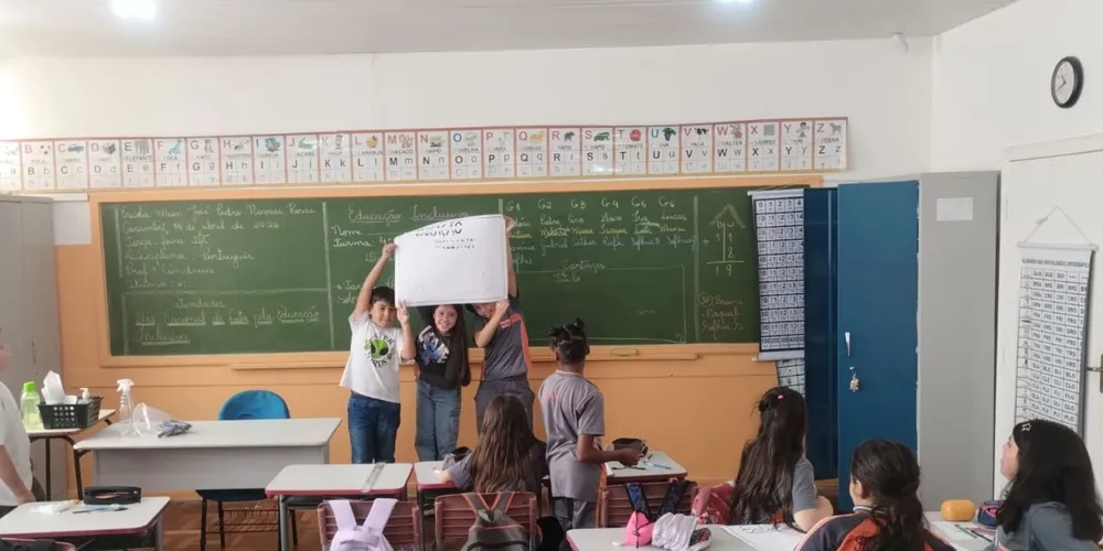 Os alunos refletiram sobre as sensações de ajudar e ser ajudado, produziram desenhos sobre situações de inclusão no cotidiano e confeccionaram cartazes em grupo para exposição na escola
