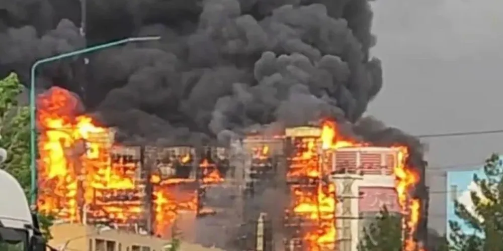 Incêndio no centro comercial Arghavan