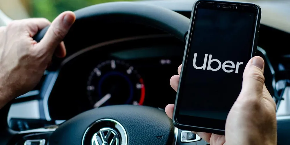 No caso da Uber, a Defensoria Pública identificou que, atualmente, os recibos emitidos aos consumidores utilizam somente nomenclaturas como "taxa de intermediação" e "custo fixo"