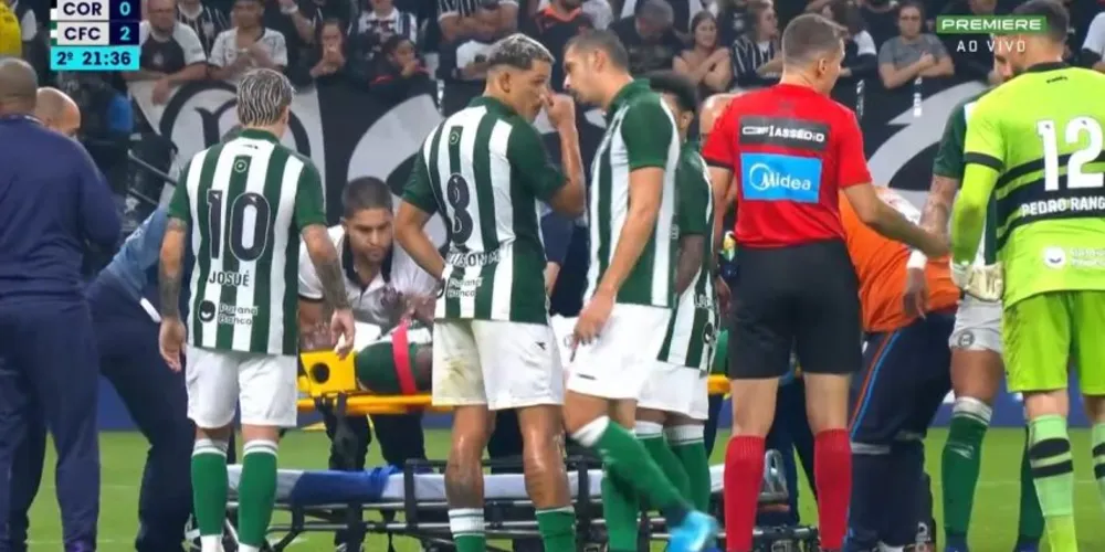 Jacy foi imobilizado e deixou o gramado de ambulância