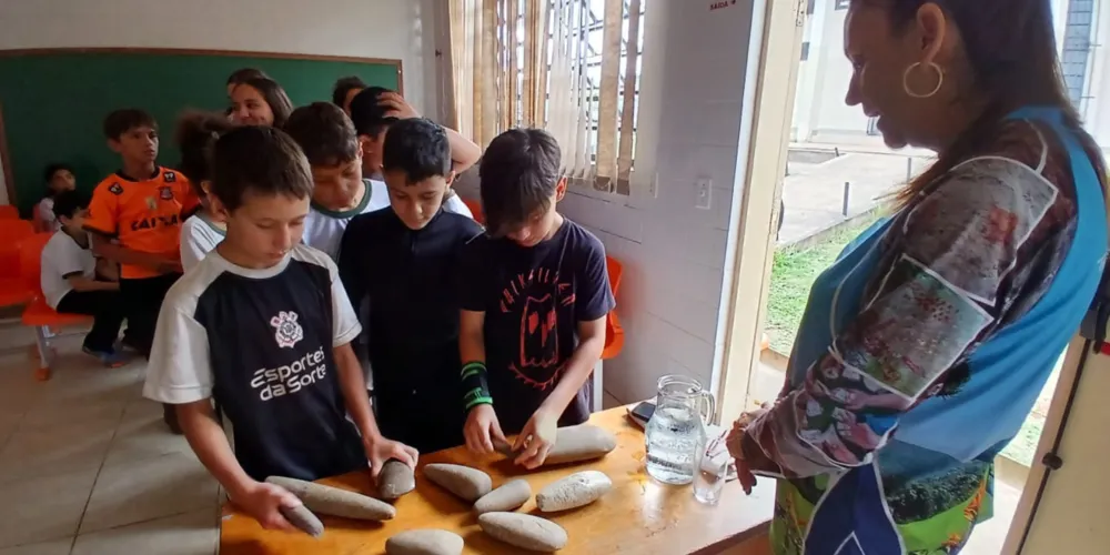 Educandos tiveram contato com materiais concretos que remetem ao passado