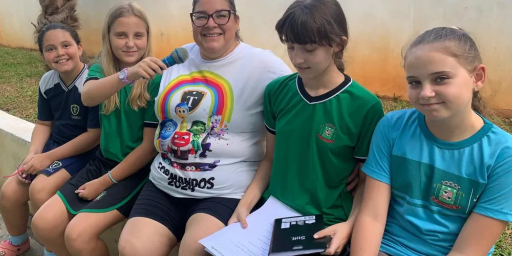 Educandos percorreram a instituição de ensino atrás dos depoimentos dos colaboradores