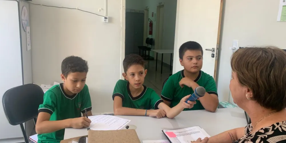 Educandos percorreram a instituição de ensino atrás dos depoimentos dos colaboradores