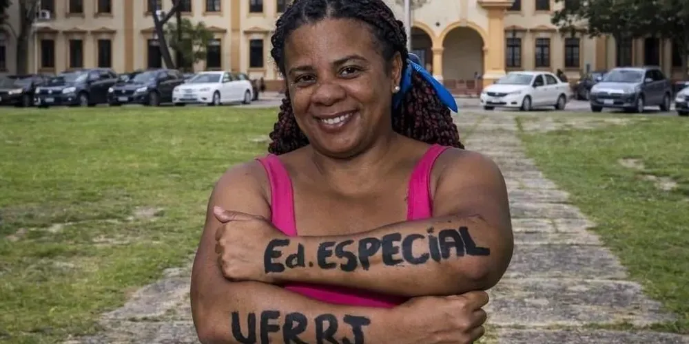 Aos 41 anos, Sabriiny Fogaça Lopes é a primeira de sua família a ingressar em uma universidade pública, após décadas de luta contra o preconceito