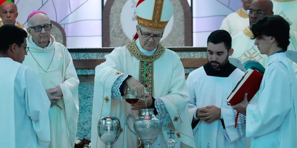 Na Missa do Crisma, a Igreja se reúne ao redor do bispo para recordar que sua missão nasce da unção e se sustenta no serviço