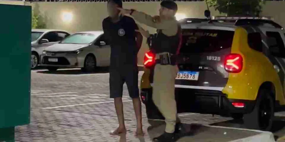 O suspeito foi conduzido à delegacia e permanece à disposição da Justiça