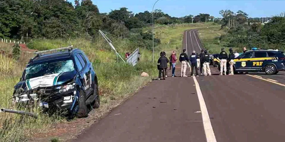 Após a batida, o carro ainda colidiu contra dois postes e só parou fora da via