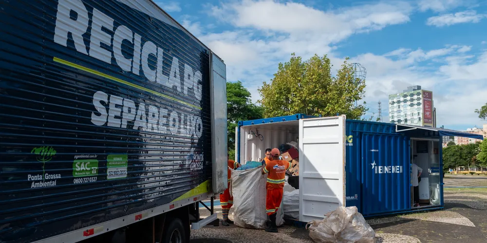 Carregamento de material recolhido pelo Recicla PG