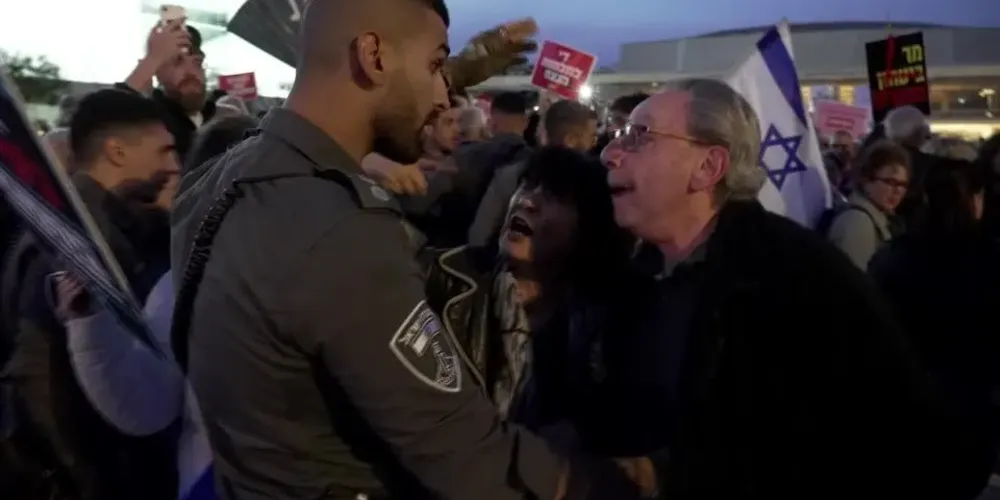 Israelenses contrários à guerra e policiais entram em confronto em Tel Aviv