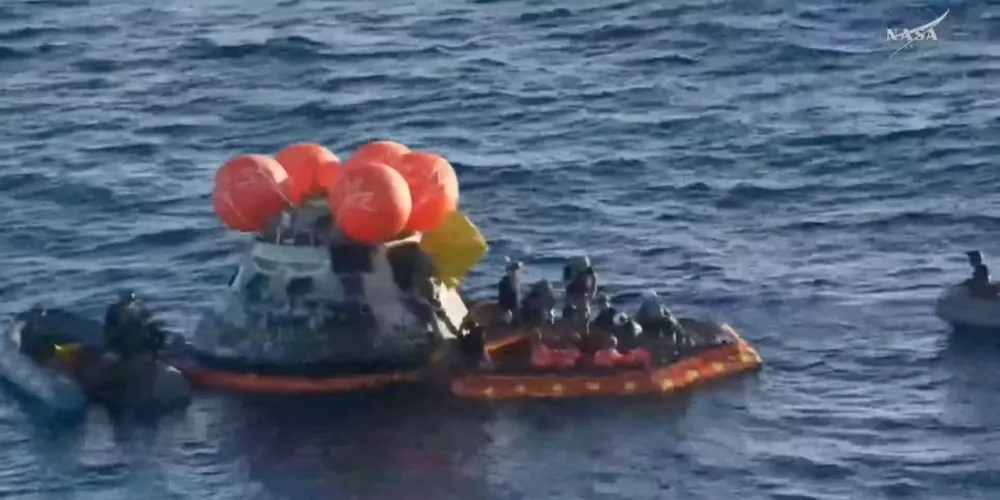 A retirada aconteceu duas horas após o pouso no Oceano Pacífico