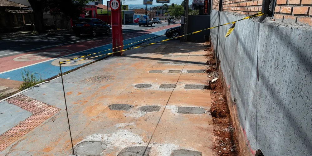 Equipes emitiram notificação para o proprietário de um imóvel que realizava uma obra sobre a calçada